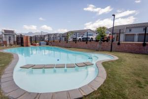 une grande piscine avec des chaises dans une cour dans l'établissement Modern 2 bed apartment - TH61, à George