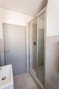 une salle de bain avec douche et lavabo dans l'établissement Modern 2 bed apartment - TH61, à George
