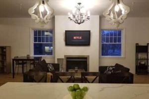 TV a/nebo společenská místnost v ubytování Woodward Grand - Bright New Construction