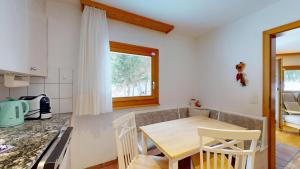 Køkken eller tekøkken på Abitaziun Trais Tschiervs D4 - Champfèr