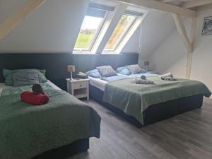 En eller flere senge i et værelse på Hotel Silonce Radevormwald am See -ruhige Lage im Grünen, Parkplatz und Garten ideal für Natur und Wanderfans