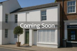 un bâtiment blanc avec un panneau « Ouverture prochaine » dessus dans l'établissement Bridge View Cottages, à Annan