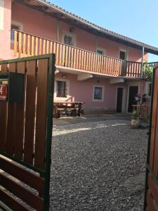 een huis met een houten poort en een picknicktafel bij Kraska hisa in Komen