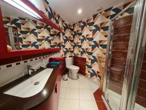 een badkamer met een toilet, een wastafel en een douche bij Chambre "l'Eglantier", Champliveau in Bonnée