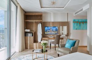 - un salon avec un fauteuil et une table dans l'établissement Panorama Nha Trang - San Ocean Breeze Pearl, à Nha Trang 28 autres photos