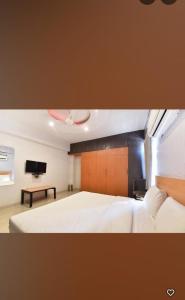 ein Schlafzimmer mit großem Bett und Fernseher in der Unterkunft Hotel me-casa inn in Jaipur