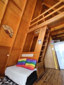 - une chambre avec des lits superposés dans une maison en bois dans l'établissement Chalé na Serra Campo Alegre, à Campo Alegre