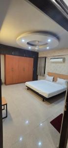 ein Schlafzimmer mit einem großen Bett und einer Decke in der Unterkunft Hotel me-casa inn in Jaipur