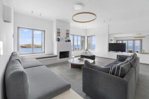 ein Wohnzimmer mit zwei Sofas und einem Fernseher in der Unterkunft Seahorse Villa in Makrotándalon