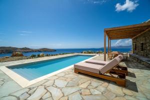 eine Villa mit Swimmingpool und Terrasse in der Unterkunft Seahorse Villa in Makrotándalon