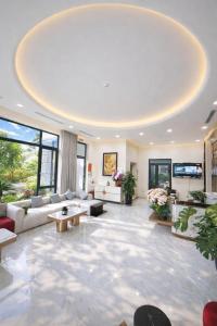 un ampio soggiorno con un grande soffitto di Luxury 88 Hotel a Phủ Lý