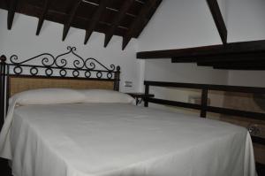 a bedroom with a bed with a white bedspread at Casa de las Remigias in Estepona