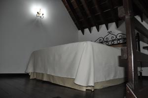 a room with a table with a white table cloth at Casa de las Remigias in Estepona