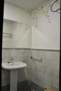 a bathroom with a sink and a shower at Casa de las Remigias in Estepona