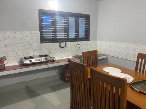 Køkken eller tekøkken på Kalpa Shree Home Stay