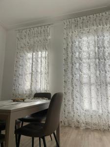 une pièce avec une table, une chaise et une fenêtre dans l'établissement Salinelle Home, à Paterno