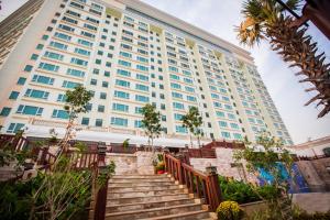een groot gebouw met een trap ervoor bij Sokha Phnom Penh Hotel in Phnom Penh