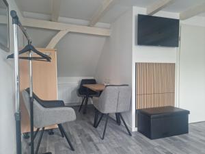 Et tv og/eller underholdning på Hotel Silonce Radevormwald am See -ruhige Lage im Grünen, Parkplatz und Garten ideal für Natur und Wanderfans