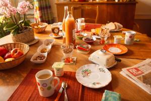 un tavolo di legno con tazze e piatti di cibo sopra di La Verrière du May a Sancy-le-Bas Altre 8 foto