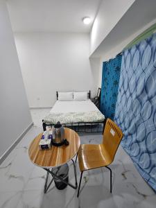 een kamer met een bed, een tafel en stoelen bij Everest Lounge in Abu Dhabi