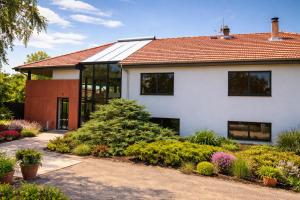 una casa bianca con il tetto rosso di La Verrière du May a Sancy-le-Bas