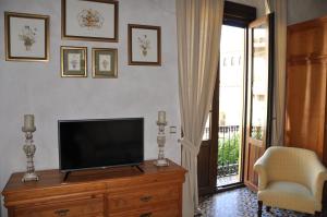 a living room with a flat screen tv on a dresser at Casa de las Remigias in Estepona