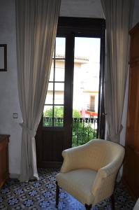 a living room with a chair and a window at Casa de las Remigias in Estepona