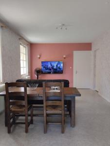 TV a/nebo společenská místnost v ubytování appartement avec terrasse et jardin