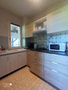 Kuchyň nebo kuchyňský kout v ubytování appartement avec terrasse et jardin