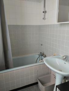 Koupelna v ubytování appartement avec terrasse et jardin + 17 fotografií