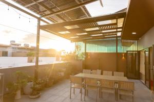 eine Terrasse mit Tisch, Stühlen und Pflanzen in der Unterkunft C&M Hotel in Phan Rang