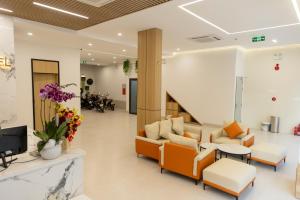 ein Wartezimmer in einem Krankenhaus mit Sofas und Stühlen in der Unterkunft C&M Hotel in Phan Rang