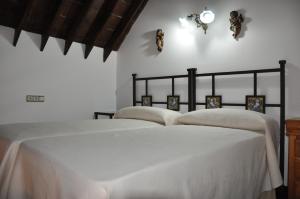 a bedroom with two beds with white sheets at Casa de las Remigias in Estepona