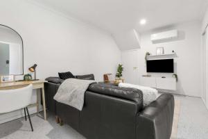 TV a/nebo společenská místnost v ubytování Stylish Beach Retreat Horses & Coastal Charm