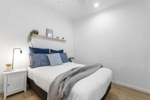 Postel nebo postele na pokoji v ubytování Stylish Beach Retreat Horses & Coastal Charm