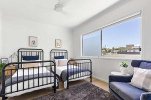 Postel nebo postele na pokoji v ubytování Stylish Beach Retreat Horses & Coastal Charm