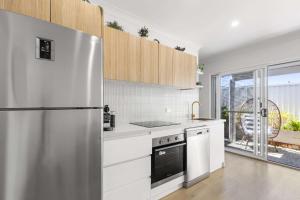 Kuchyň nebo kuchyňský kout v ubytování Stylish Beach Retreat Horses & Coastal Charm + 10 fotografií