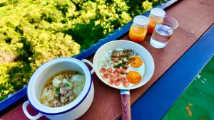 Ban Huai Khaiseafog homestay doichang的桌上放一碗食物和一碗汤