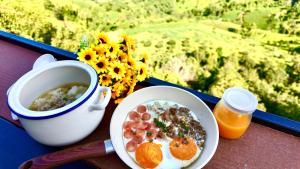 Ban Huai Khaiseafog homestay doichang的一盘食物，一杯咖啡，一碗麦片和水果。