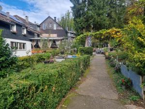 En have udenfor Hotel Silonce Radevormwald am See -ruhige Lage im Grünen, Parkplatz und Garten ideal für Natur und Wanderfans