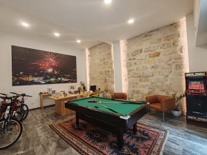 ein Raum mit einem Billardtisch und einem Videospiel in der Unterkunft Cielo D'Alcamo Palazzo Oliva in Alcamo