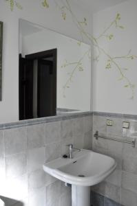 uma casa de banho com um lavatório e um espelho em Casa de las Remigias em Estepona