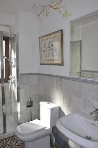bagno con servizi igienici e lavandino di Casa de las Remigias a Estepona