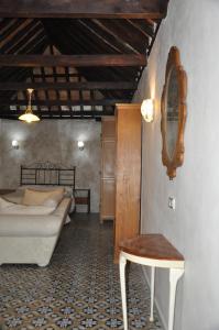 - une chambre avec 2 lits, une table et un miroir dans l'établissement Casa de las Remigias, à Estepona