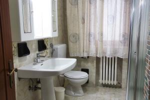 une salle de bain avec un lavabo et des toilettes et une fenêtre dans l'établissement Casa nella campagna Toscana, à Lazzeretto 9 autres photos