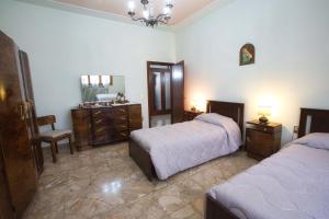 - une chambre avec 2 lits, un lavabo et un miroir dans l'établissement Casa nella campagna Toscana, à Lazzeretto