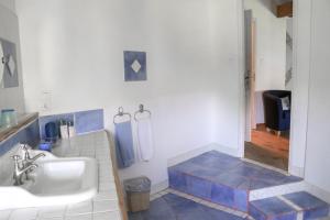 Koupelna v ubytování DOMAINE DE MARLAS - CHAMBRES D'HÔTES + 83 fotografií