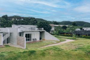 Cảnh núi rừng hoặc tầm nhìn ra núi từ nhà gỗ