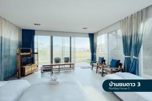 Giường trong phòng chung tại Rairuenrom