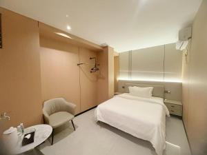 una camera da letto con un letto, una sedia e un tavolo di Four Seasons Hotel a Vientiane